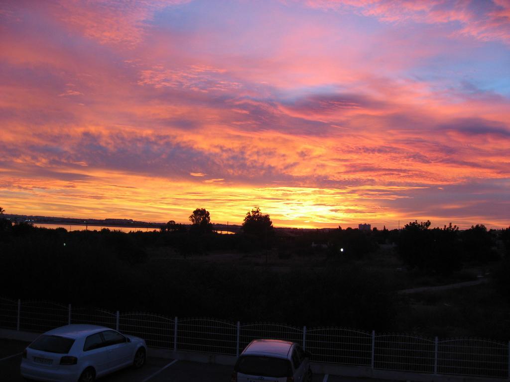 2 Bedroom Cozy Apartment In Torrevieja Eksteriør bilde