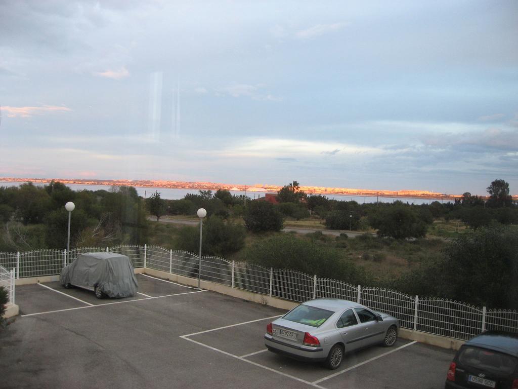 2 Bedroom Cozy Apartment In Torrevieja Eksteriør bilde