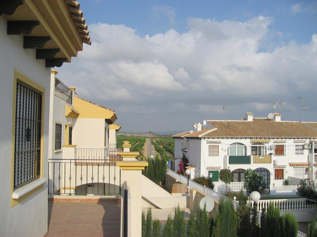 2 Bedroom Cozy Apartment In Torrevieja Eksteriør bilde