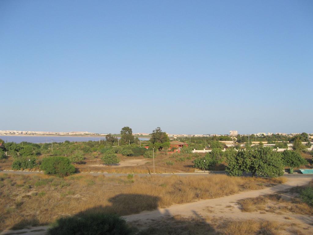 2 Bedroom Cozy Apartment In Torrevieja Eksteriør bilde