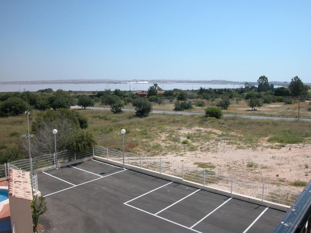 2 Bedroom Cozy Apartment In Torrevieja Eksteriør bilde