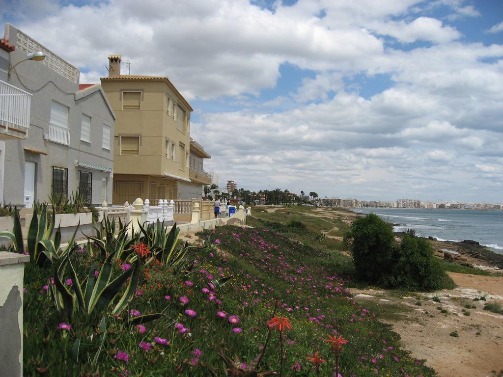 2 Bedroom Cozy Apartment In Torrevieja Eksteriør bilde