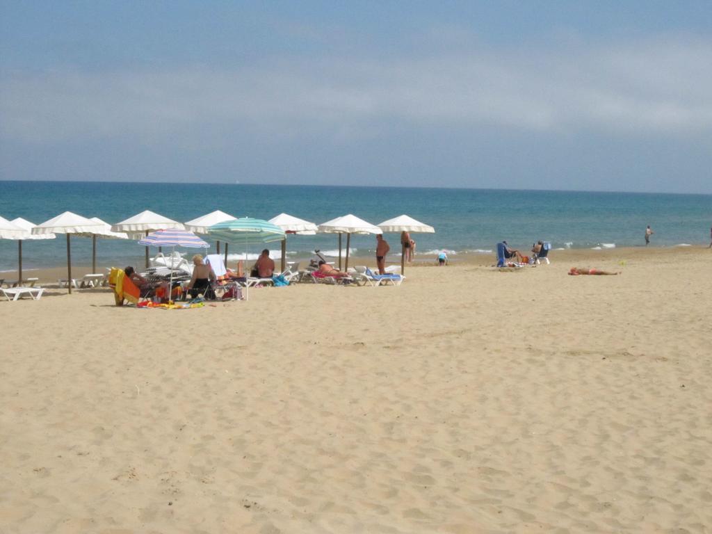 2 Bedroom Cozy Apartment In Torrevieja Eksteriør bilde