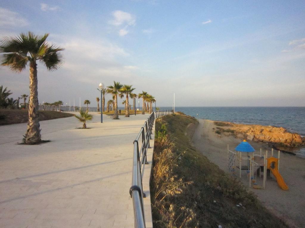 2 Bedroom Cozy Apartment In Torrevieja Eksteriør bilde